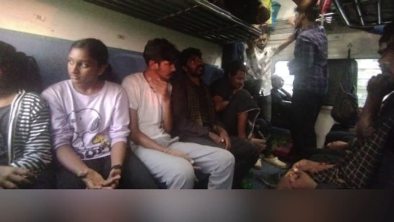 ദുരിതയാത്രക്ക് അറുതിയില്ല! ദേശീയ സ്കൂള് നീന്തല് ചാമ്പ്യന്ഷിപ്പിനുള്ള കേരള താരങ്ങളുടെ യാത്ര ജനറല് കോച്ചിൽ! ദുരിതയാത്രക്ക് അറുതിയില്ല! ദേശീയ സ്കൂള് നീന്തല് ചാമ്പ്യന്ഷിപ്പിനുള്ള കേരള താരങ്ങളുടെ യാത്ര ജനറല് കോച്ചിൽ!