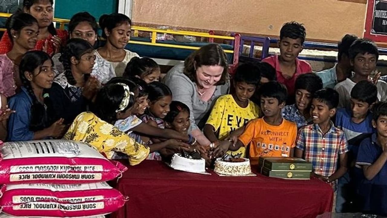 అనాధ శరణాలయంలో పవన్ కళ్యాణ్ సతీమణి న్యూ ఇయర్ వేడుకలు..పిల్లల స్కూల్ ఫీజు చెల్లించి.. 