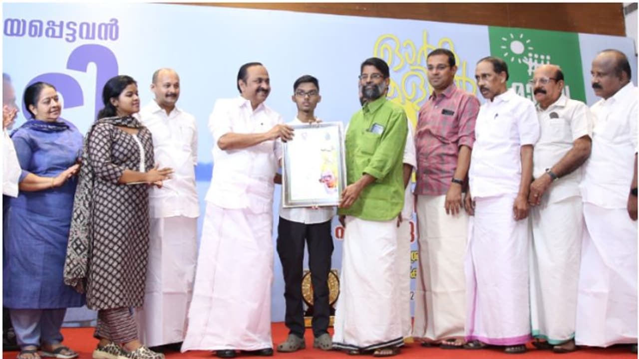 പ്രഥമ പി ടി തോമസ് പുരസ്കാരം മാധവ് ഗാഡ്ഗിലിന് സമ്മാനിച്ചു പ്രഥമ പി ടി തോമസ് പുരസ്കാരം മാധവ് ഗാഡ്ഗിലിന് സമ്മാനിച്ചു