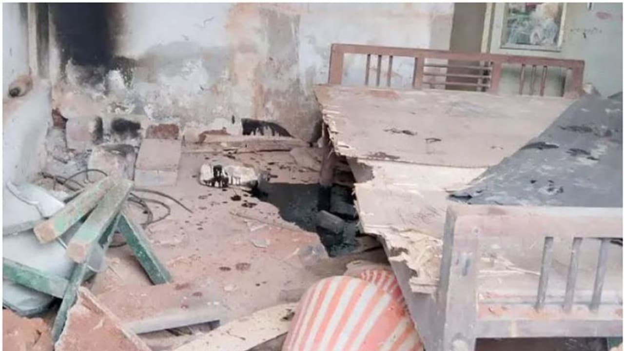 ഭിത്തി തകർത്ത് അകത്തുകയറി, കണ്ണിൽക്കണ്ടതെല്ലാം നശിപ്പിച്ചു, ഭക്ഷണം കഴിച്ചു, ആളില്ലാ വീട്ടിൽ പന്നിയുടെ പരാക്രമം ഭിത്തി തകർത്ത് അകത്തുകയറി, കണ്ണിൽക്കണ്ടതെല്ലാം നശിപ്പിച്ചു, ഭക്ഷണം കഴിച്ചു, ആളില്ലാ വീട്ടിൽ പന്നിയുടെ പരാക്രമം