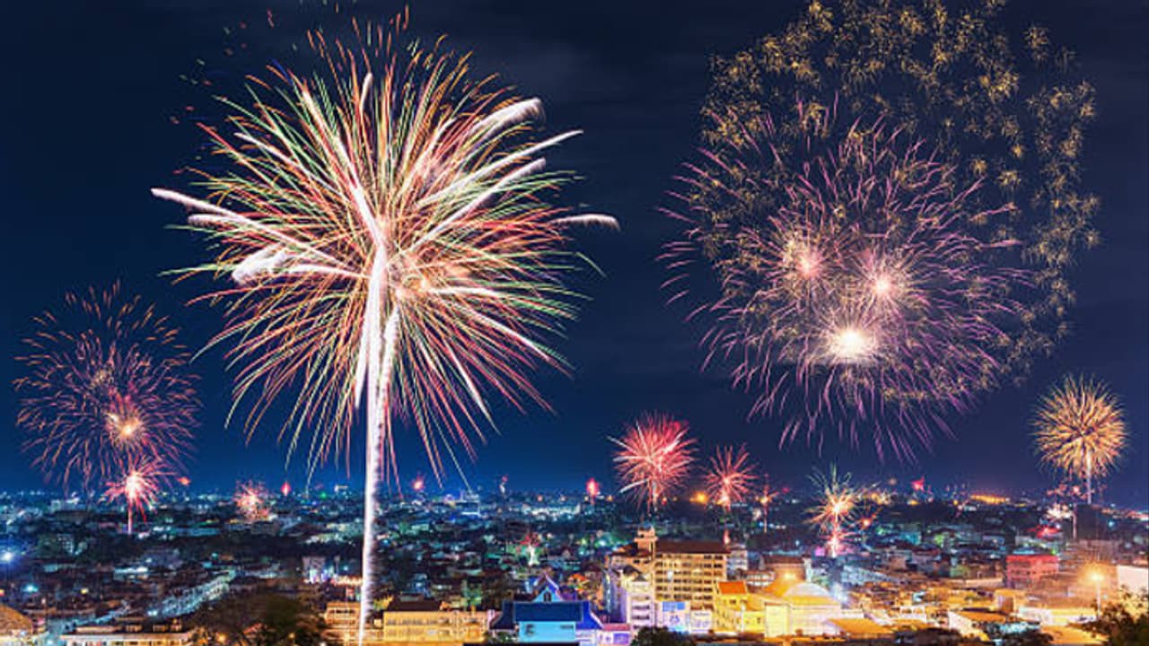 நாடு முழுவதும் களைகட்டிய புத்தாண்டு கொண்டாட்டம்.. 2024 ம் ஆண்டை உற்சாகமாக வரவேற்ற மக்கள்.. நாடு முழுவதும் களைகட்டிய புத்தாண்டு கொண்டாட்டம்.. 2024 ம் ஆண்டை உற்சாகமாக வரவேற்ற மக்கள்..