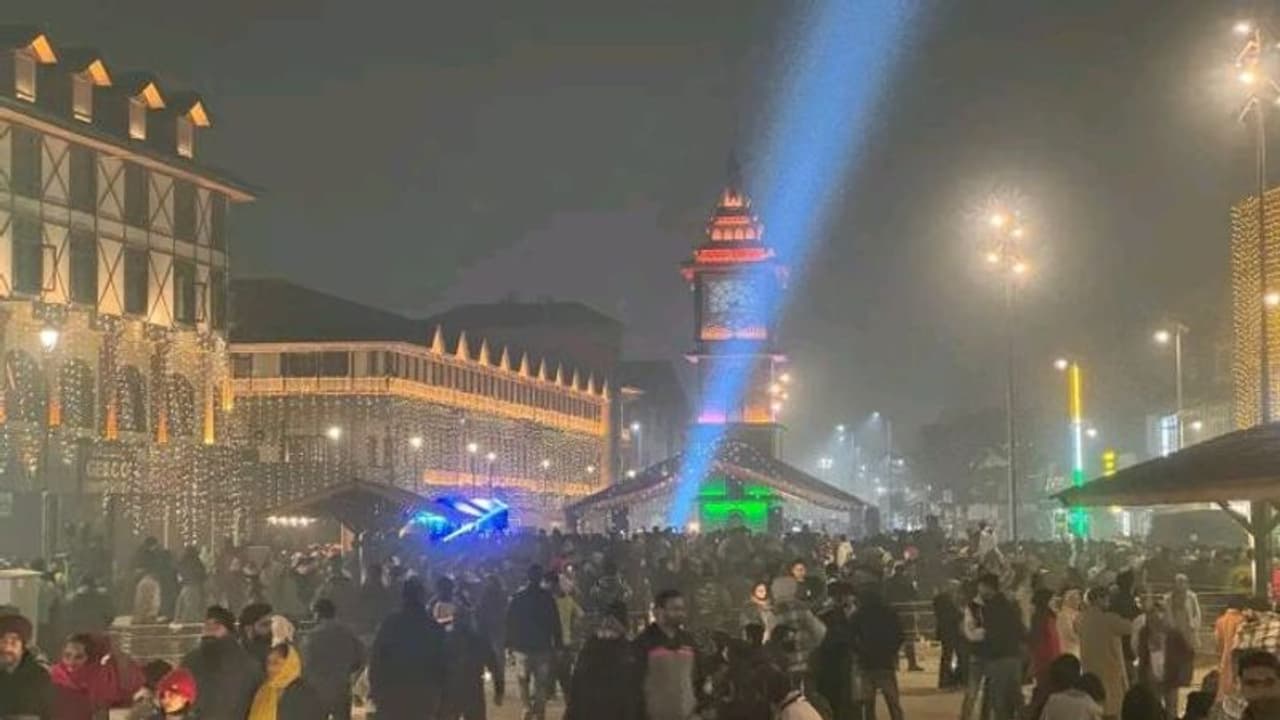 'Never Seen Before': Kashmiris celebrate New Year at Srinagar's Lal Chowk (WATCH)