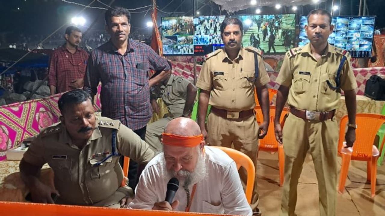 പുതുവത്സര ആഘോഷത്തിനിടെ കോവളത്ത് റഷ്യന് ഭാഷയില് പൊലീസ് അനൗന്സ്മെന്റ്; കാരണമിത് പുതുവത്സര ആഘോഷത്തിനിടെ കോവളത്ത് റഷ്യന് ഭാഷയില് പൊലീസ് അനൗന്സ്മെന്റ്; കാരണമിത്