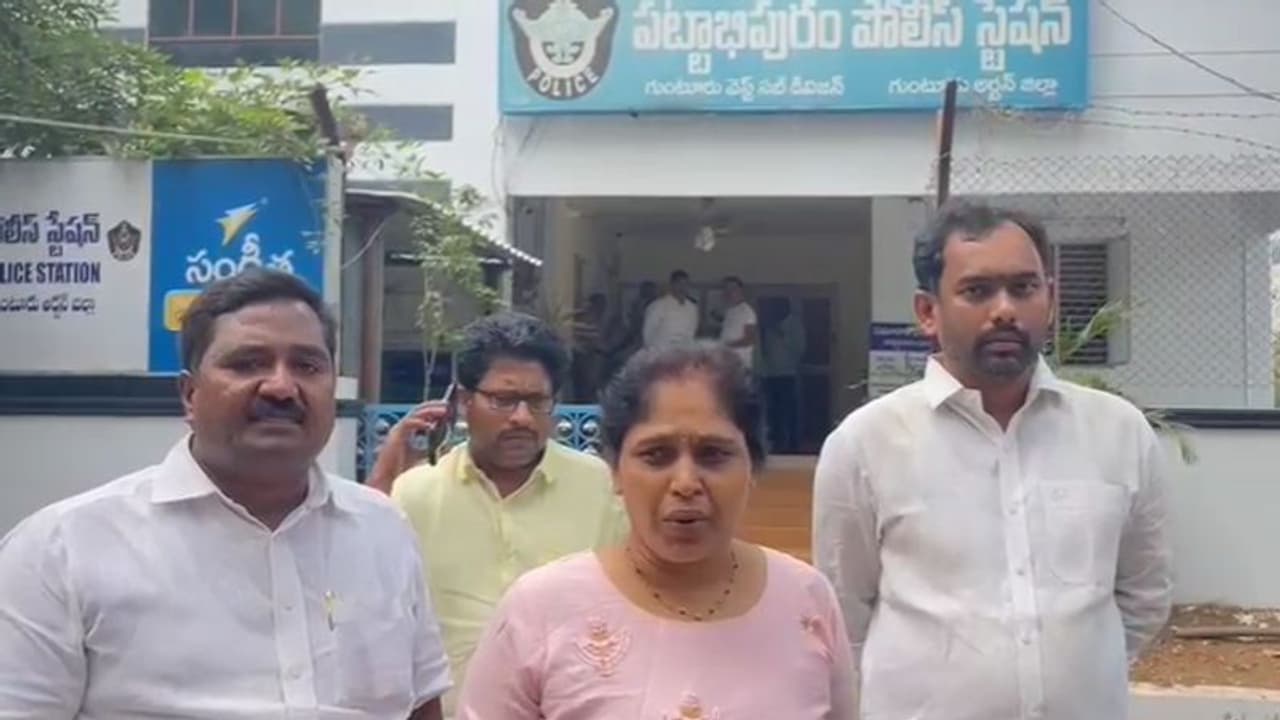 వైసిపి ఆఫీసుపై దాడికేసులో ట్విస్ట్ ... కేవలం పసుపు చొక్కా వేసాడనే అరెస్ట్ చేసారట..! వైసిపి ఆఫీసుపై దాడికేసులో ట్విస్ట్ ... కేవలం పసుపు చొక్కా వేసాడనే అరెస్ట్ చేసారట..!