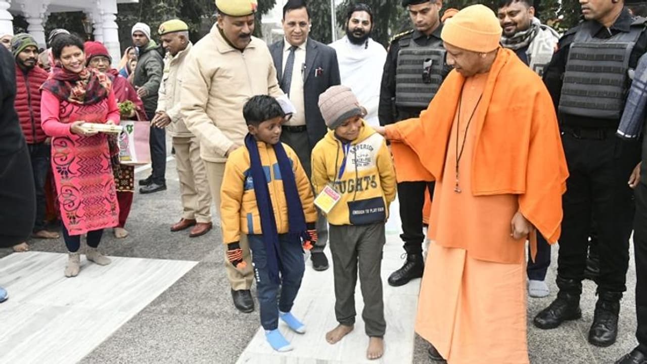 अचानक सीएम योगी मिले तो सरप्राइज हुए बच्चे, बोले-हैप्पी न्यू ईयर 
