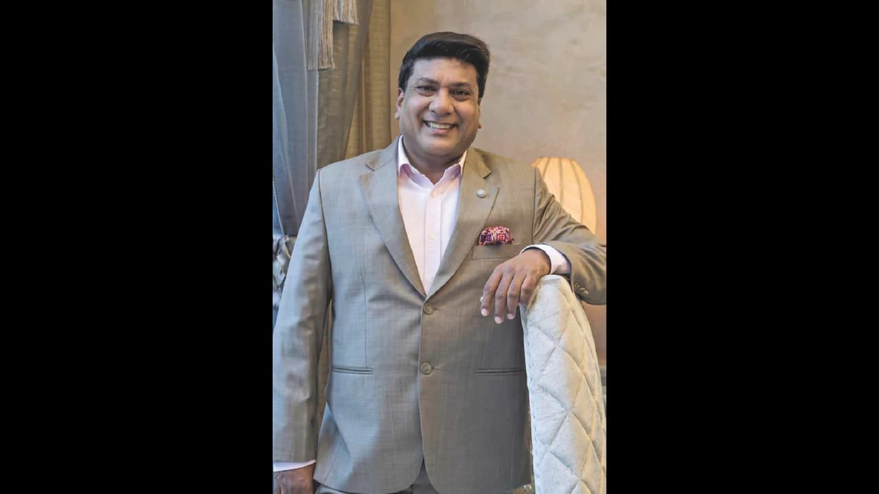 ಪ್ರವಾಸಿಗರ ಫೋಟೋ ಕ್ಲಿಕ್ಕಿಸಿ ಜೀವನ ನಿರ್ವಹಣೆ ಮಾಡುತ್ತಿದ್ದ ವ್ಯಕ್ತಿ ಈಗ 6500 ಕೋಟಿ ಮೌಲ್ಯದ ಕಂಪನಿ ಒಡೆಯ ಪ್ರವಾಸಿಗರ ಫೋಟೋ ಕ್ಲಿಕ್ಕಿಸಿ ಜೀವನ ನಿರ್ವಹಣೆ ಮಾಡುತ್ತಿದ್ದ ವ್ಯಕ್ತಿ ಈಗ 6500 ಕೋಟಿ ಮೌಲ್ಯದ ಕಂಪನಿ ಒಡೆಯ