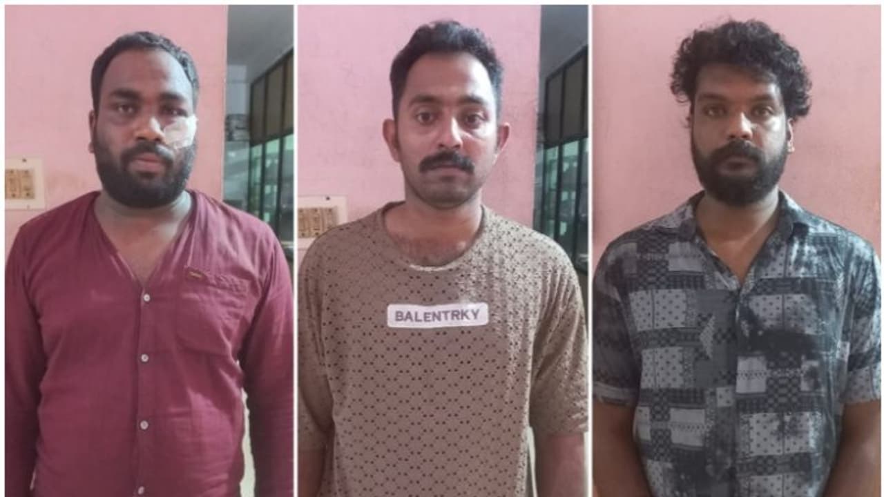 പുതുവത്സരാഘോഷത്തിന്റെ മറവില് അക്രമം; പൊലീസിന് നേരെ മുളകുപൊടി എറിഞ്ഞ മൂന്ന് യുവാക്കൾ പിടിയിൽ പുതുവത്സരാഘോഷത്തിന്റെ മറവില് അക്രമം; പൊലീസിന് നേരെ മുളകുപൊടി എറിഞ്ഞ മൂന്ന് യുവാക്കൾ പിടിയിൽ