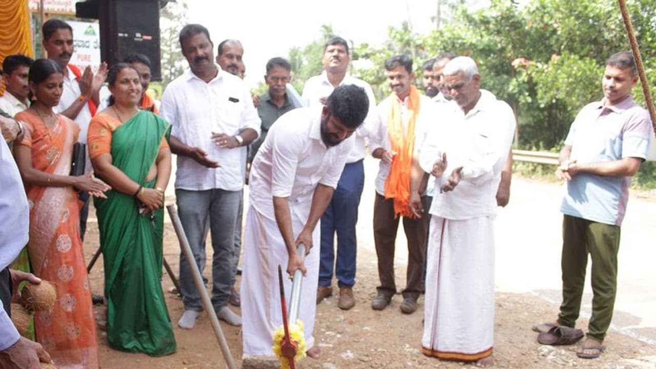 ರಾಷ್ಟ್ರೀಯ ಹೆದ್ದಾರಿ ಡಾಂಬರೀಕರಣ ಕಾಮಗಾರಿ: ಸಂಪಾಜೆಯಲ್ಲಿ ಭೂಮಿ ಪೂಜೆ ನೆರವೇರಿಸಿದ ಸಂಸದ ಪ್ರತಾಪ್ ಸಿಂಹ ರಾಷ್ಟ್ರೀಯ ಹೆದ್ದಾರಿ ಡಾಂಬರೀಕರಣ ಕಾಮಗಾರಿ: ಸಂಪಾಜೆಯಲ್ಲಿ ಭೂಮಿ ಪೂಜೆ ನೆರವೇರಿಸಿದ ಸಂಸದ ಪ್ರತಾಪ್ ಸಿಂಹ