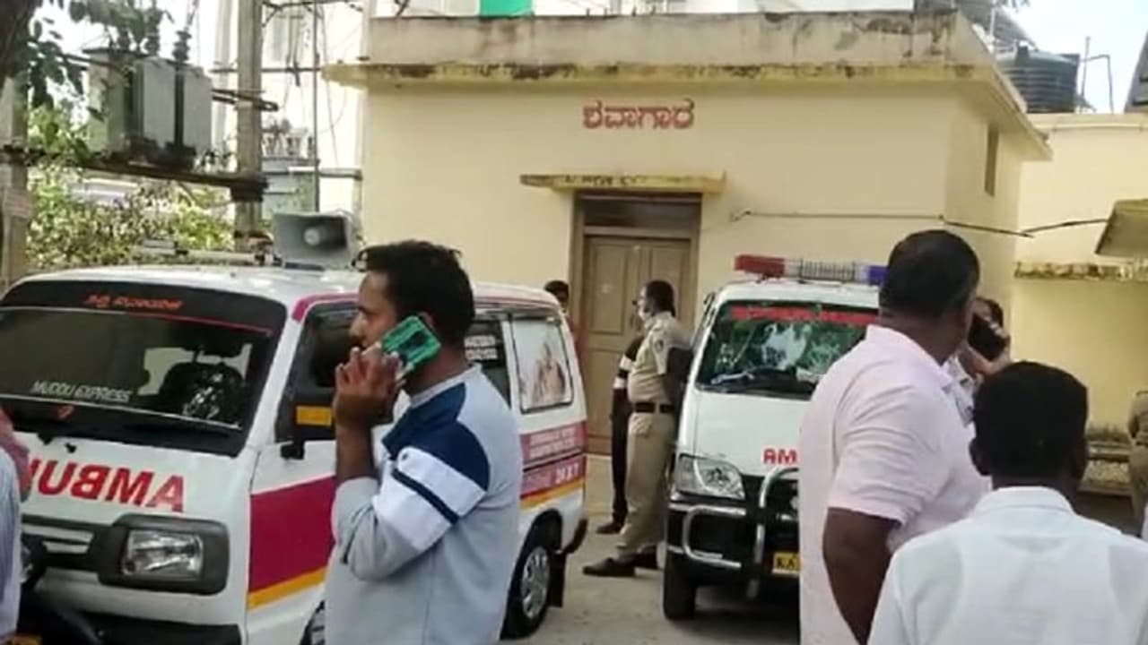 ಚಿಕ್ಕಮಗಳೂರಿನಲ್ಲಿ ಶವಪರೀಕ್ಷೆಗೆ ವೈದ್ಯರಿಲ್ಲದೆ ಆಸ್ಪತ್ರೆ ಮುಂದೆ ಇಡೀ ದಿನ ಕಾದ ಆಂಬುಲೆನ್ಸ್!