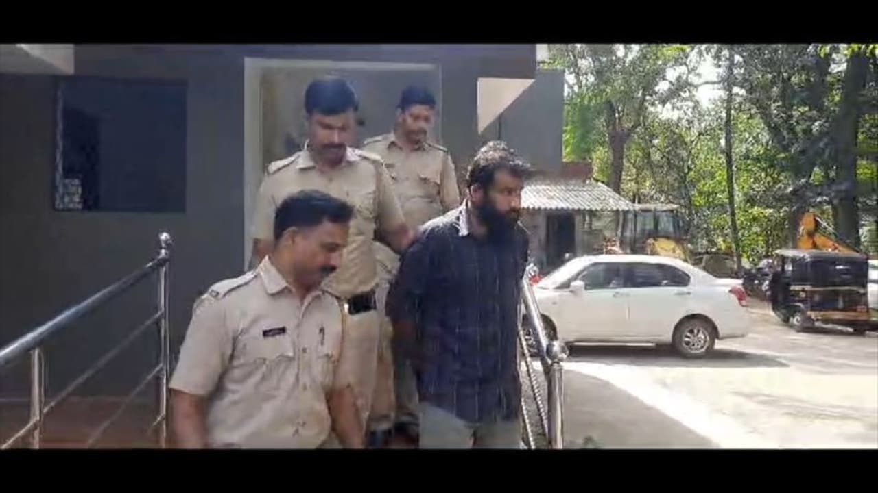 ആക്സോ ബ്ലേഡ് വച്ച് പൂട്ട് പൊളിക്കാൻ നോക്കി, നടന്നില്ല, പിന്നെ ലക്ഷ്യം എടിഎം , അതും പരാജയം, പക്ഷെ പിടിവീണു ആക്സോ ബ്ലേഡ് വച്ച് പൂട്ട് പൊളിക്കാൻ നോക്കി, നടന്നില്ല, പിന്നെ ലക്ഷ്യം എടിഎം , അതും പരാജയം, പക്ഷെ പിടിവീണു