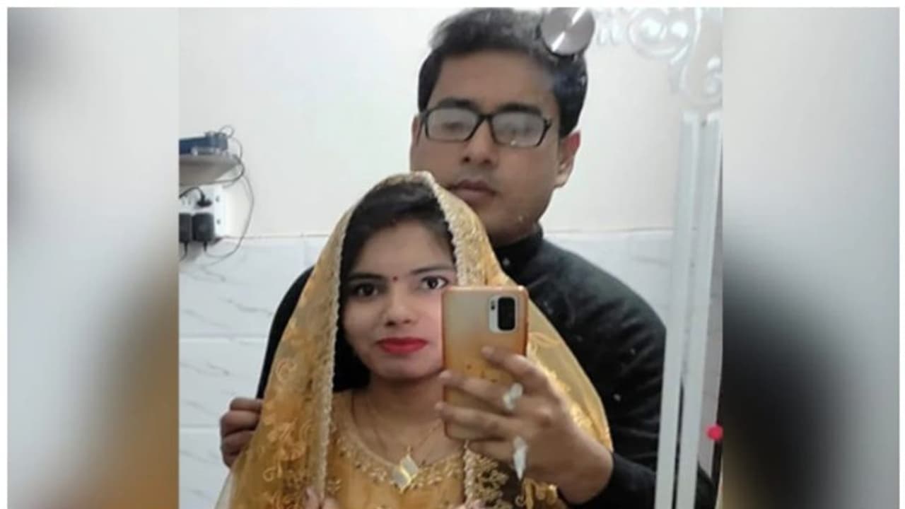 അമ്മയുടെ മൃതദേഹത്തിനരികെ കരഞ്ഞുകൊണ്ട് ഒരു വയസുകാരൻ; 30 കിലോമീറ്റർ അകലെ മെട്രോ സ്റ്റേഷനിൽ അച്ഛന്റെ മൃതദേഹം അമ്മയുടെ മൃതദേഹത്തിനരികെ കരഞ്ഞുകൊണ്ട് ഒരു വയസുകാരൻ; 30 കിലോമീറ്റർ അകലെ മെട്രോ സ്റ്റേഷനിൽ അച്ഛന്റെ മൃതദേഹം