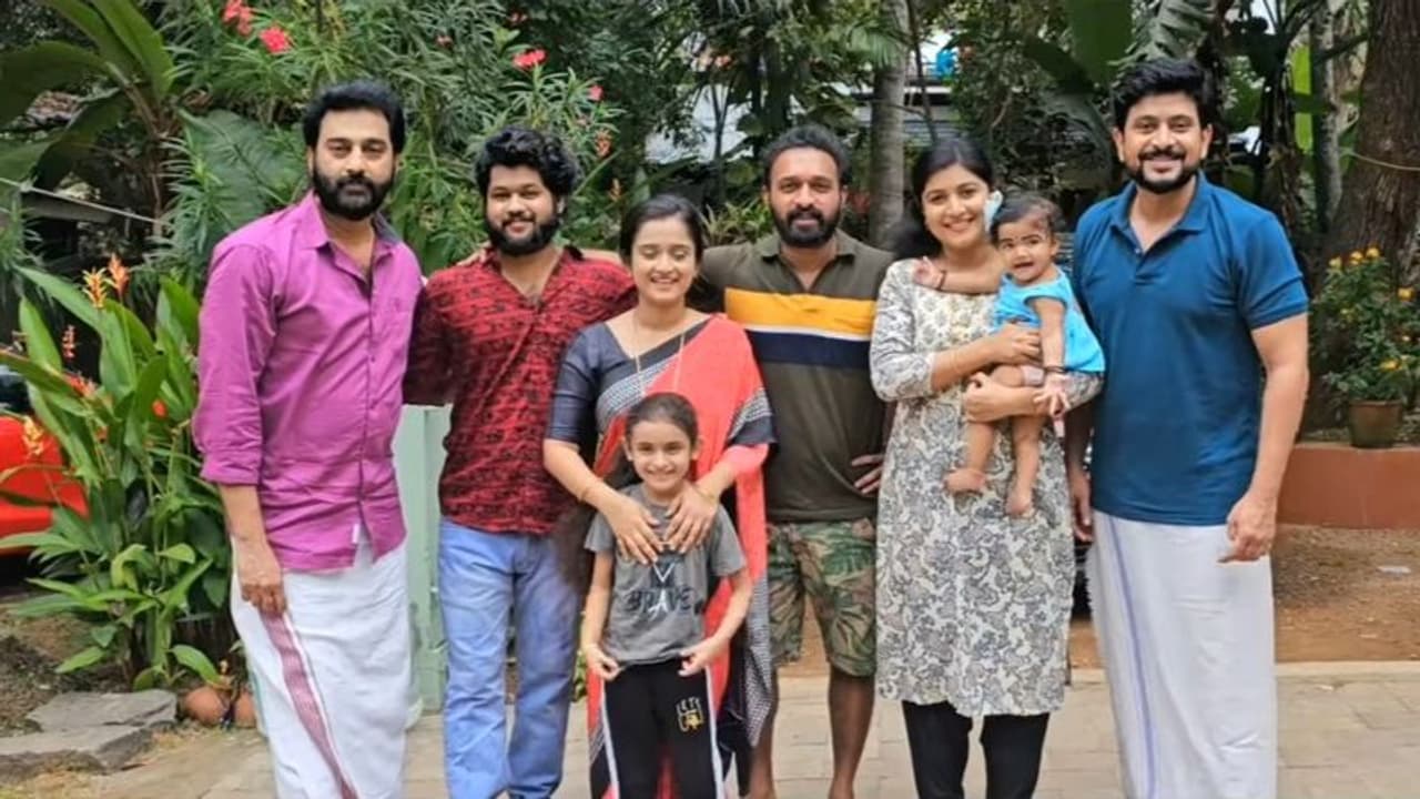 സാന്ത്വനം കുടുംബം: ആരാധകരുടെ മനം നിറച്ച് വൈറലായി ചിത്രങ്ങൾ; ദേവിയേച്ചി എവിടെ എന്ന് ചോദ്യം ?