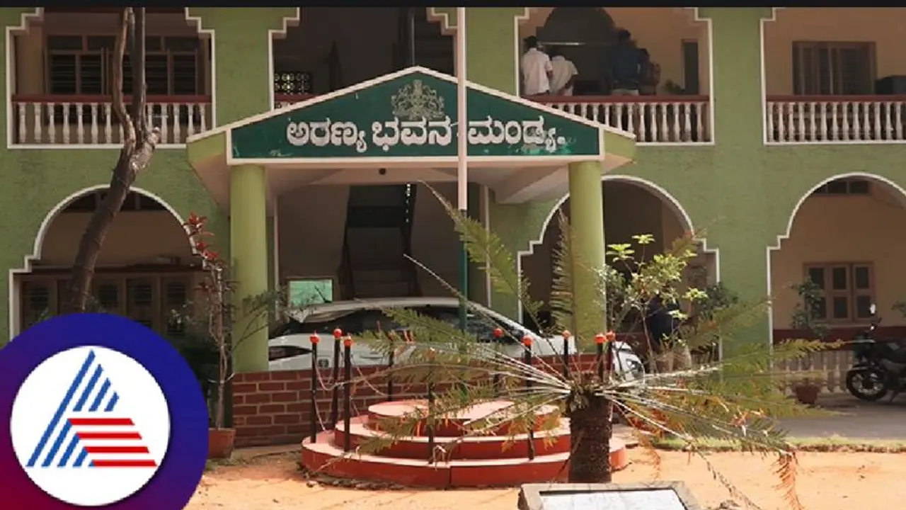 ಅನುಮತಿ ಪಡೆಯದೆ ಮರ ಕಡಿದ ಪ್ರಕರಣ; ಕಾಂಗ್ರೆಸ್ ಎಂಎಲ್ಸಿಗೆ ನೋಟಿಸ್ ನೀಡಲು ಮುಂದಾದ ಅರಣ್ಯ ಇಲಾಖೆ ಅನುಮತಿ ಪಡೆಯದೆ ಮರ ಕಡಿದ ಪ್ರಕರಣ; ಕಾಂಗ್ರೆಸ್ ಎಂಎಲ್ಸಿಗೆ ನೋಟಿಸ್ ನೀಡಲು ಮುಂದಾದ ಅರಣ್ಯ ಇಲಾಖೆ