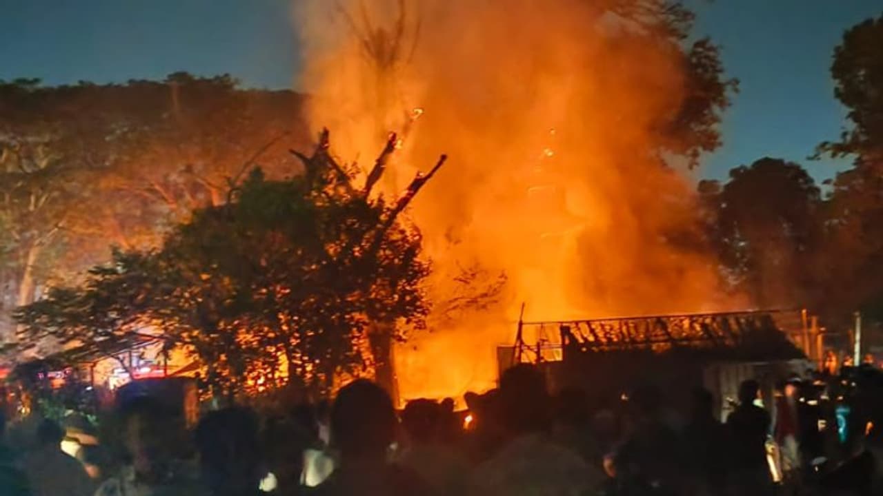 ചാലിയം മത്സ്യ വിപണന കേന്ദ്രത്തില് വന് തീ പിടിത്തം; ലക്ഷങ്ങളുടെ നഷ്ടം ചാലിയം മത്സ്യ വിപണന കേന്ദ്രത്തില് വന് തീ പിടിത്തം; ലക്ഷങ്ങളുടെ നഷ്ടം