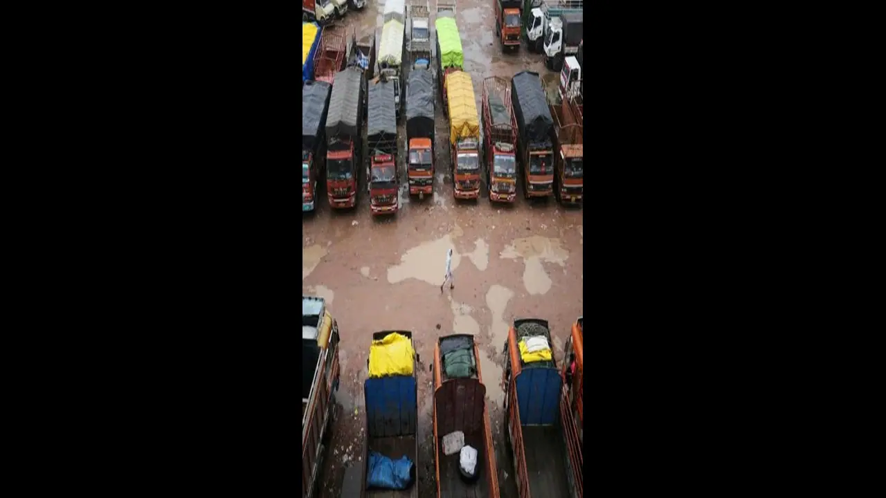 10 ವರ್ಷ ಜೈಲು ಶಿಕ್ಷೆ ಬಗ್ಗೆ ಮರುಪರಿಶೀಲನೆ: ಕೇಂದ್ರ ಸರ್ಕಾರದ ಭರವಸೆ ಬೆನ್ನಲ್ಲೇ ಲಾರಿ ಮುಷ್ಕರ ವಾಪಸ್ 10 ವರ್ಷ ಜೈಲು ಶಿಕ್ಷೆ ಬಗ್ಗೆ ಮರುಪರಿಶೀಲನೆ: ಕೇಂದ್ರ ಸರ್ಕಾರದ ಭರವಸೆ ಬೆನ್ನಲ್ಲೇ ಲಾರಿ ಮುಷ್ಕರ ವಾಪಸ್