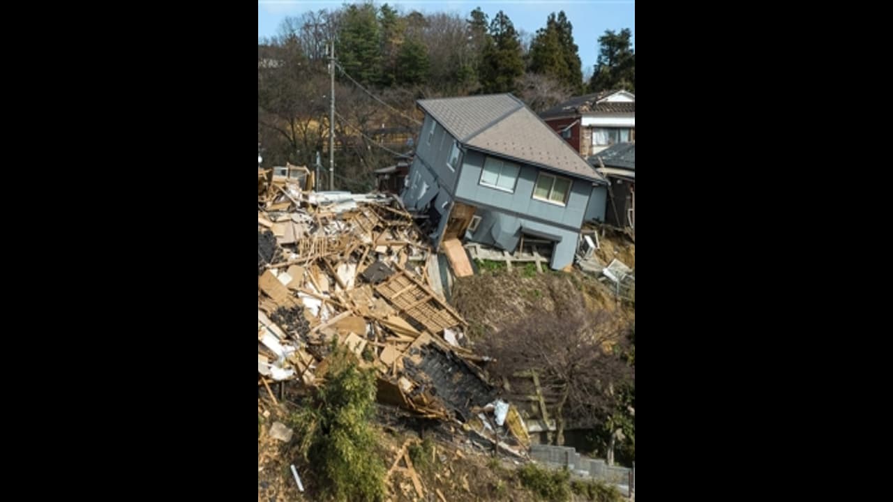 ஒரே நாளில் 150 முறை ஜப்பானை உலுக்கிய தொடர் நிலநடுக்கங்கள்... விஞ்ஞானிகள் கூறும் காரணம் என்ன? ஒரே நாளில் 150 முறை ஜப்பானை உலுக்கிய தொடர் நிலநடுக்கங்கள்... விஞ்ஞானிகள் கூறும் காரணம் என்ன?