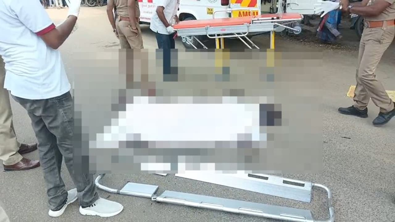 மதுரையில் தனியார் கல்லூரி வாசலில் தீக்குளித்த வாலிபர் துடிதுடித்து பலி; போலீஸ் விசாரணை மதுரையில் தனியார் கல்லூரி வாசலில் தீக்குளித்த வாலிபர் துடிதுடித்து பலி; போலீஸ் விசாரணை