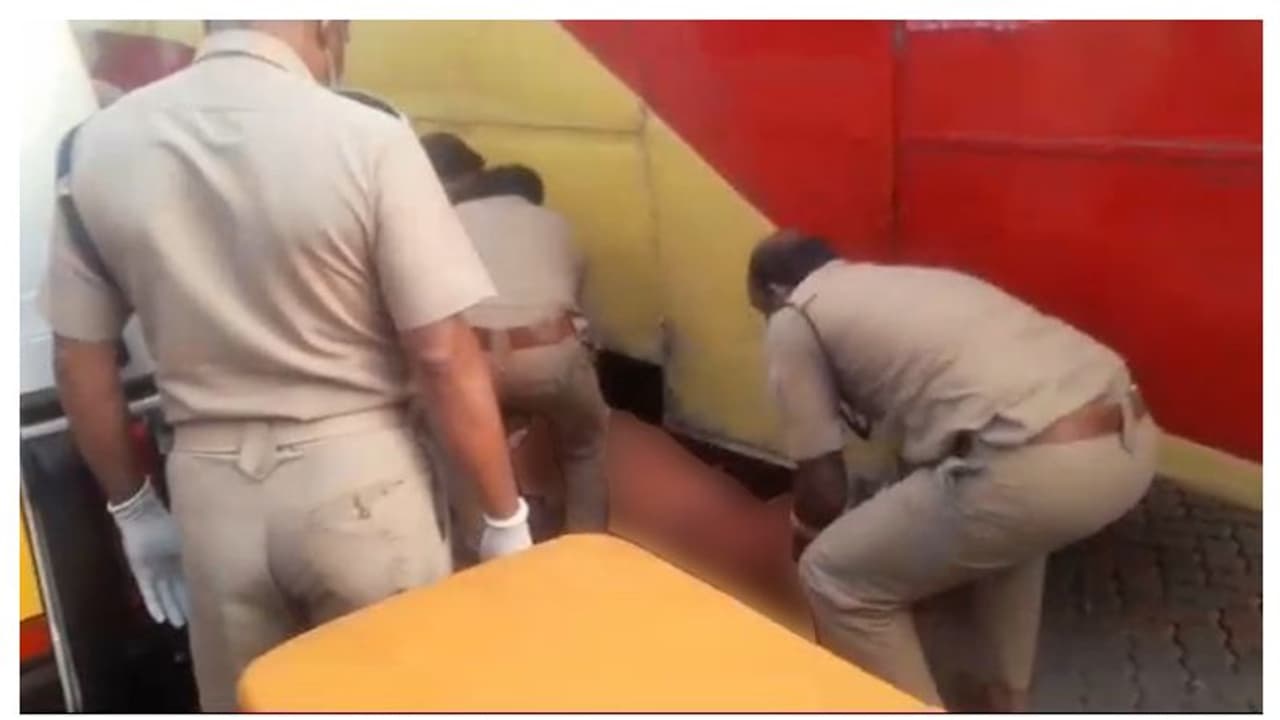 കെഎസ്ആർടിസി ബസ് തലയിലൂടെ കയറിയിറങ്ങി യാത്രക്കാരന് ദാരുണാന്ത്യം കെഎസ്ആർടിസി ബസ് തലയിലൂടെ കയറിയിറങ്ങി യാത്രക്കാരന് ദാരുണാന്ത്യം