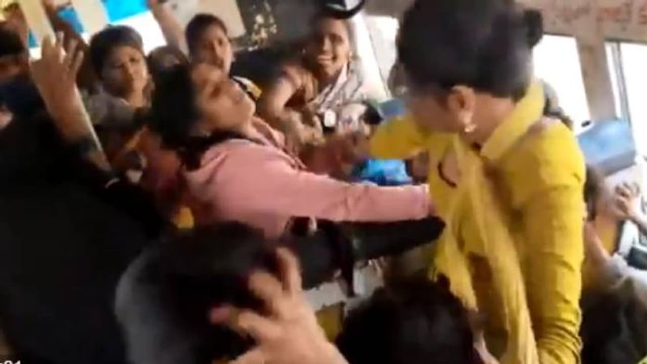 എടിയെടീ, നിന്നെ ഞാനിന്ന് ശരിയാക്കുമെടീ; സീറ്റിന് വേണ്ടി ബസിൽ പൊരിഞ്ഞ തല്ല്, പേടിച്ച് നിലവിളിച്ച് കുട്ടികൾ എടിയെടീ, നിന്നെ ഞാനിന്ന് ശരിയാക്കുമെടീ; സീറ്റിന് വേണ്ടി ബസിൽ പൊരിഞ്ഞ തല്ല്, പേടിച്ച് നിലവിളിച്ച് കുട്ടികൾ