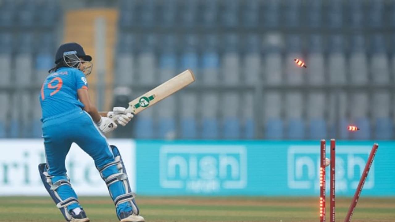 ടെസ്റ്റിലെ ചരിത്രം ഏകദിനത്തില് ആവര്ത്തിക്കാനായില്ല, ഓസീസ് വനിതകള്ക്കെതിരെ ഇന്ത്യക്ക് സമ്പൂര്ണ തോല്വി ടെസ്റ്റിലെ ചരിത്രം ഏകദിനത്തില് ആവര്ത്തിക്കാനായില്ല, ഓസീസ് വനിതകള്ക്കെതിരെ ഇന്ത്യക്ക് സമ്പൂര്ണ തോല്വി