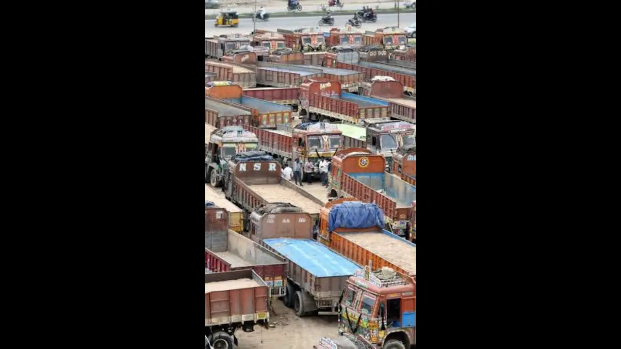 ಹಿಟ್ ಅಂಡ್ ರನ್ ಕಾಯ್ದೆ ವಿರೋಧಿಸಿ ನಡೆಸಿದ ಪ್ರತಿಭಟನೆ ಕೈಬಿಟ್ಟ ಟ್ರಕ್ ಚಾಲಕರ ಸಂಘ! ಹಿಟ್ ಅಂಡ್ ರನ್ ಕಾಯ್ದೆ ವಿರೋಧಿಸಿ ನಡೆಸಿದ ಪ್ರತಿಭಟನೆ ಕೈಬಿಟ್ಟ ಟ್ರಕ್ ಚಾಲಕರ ಸಂಘ!