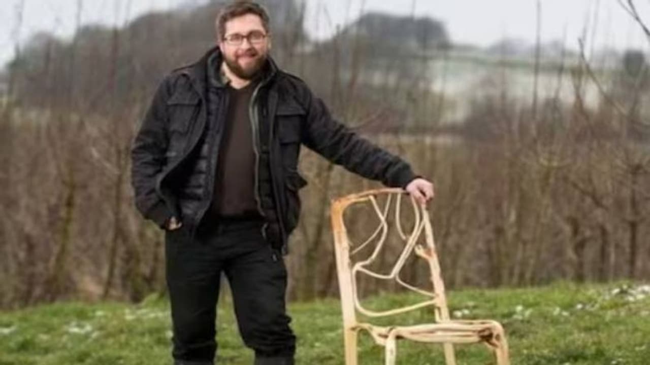 എവിടെയെങ്കിലും കണ്ടിട്ടുണ്ടോ പറമ്പിൽ വളർത്തിയെടുത്ത് വിൽക്കുന്ന കസേരകൾ, വില ആറുലക്ഷം..! എവിടെയെങ്കിലും കണ്ടിട്ടുണ്ടോ പറമ്പിൽ വളർത്തിയെടുത്ത് വിൽക്കുന്ന കസേരകൾ, വില ആറുലക്ഷം..!