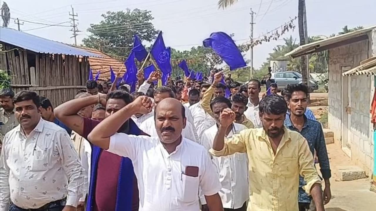 ಚಿಕ್ಕಮಗಳೂರು: ಗ್ರಾಮದೊಳಗೆ ಬಂದ ದಲಿತ ಯುವಕನ ಮೇಲೆ ಹಲ್ಲೆ, ಡಿಎಸ್‌ಎಸ್ ಪ್ರತಿಭಟನೆ