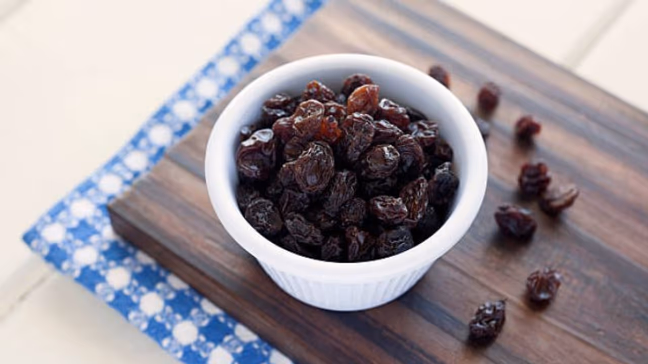 രാവിലെ വെറും വയറ്റിൽ ഉണക്കമുന്തിരിയിട്ട് തിളപ്പിച്ച വെള്ളം കുടിക്കൂ; അറിയാം ഗുണങ്ങള്‍... 