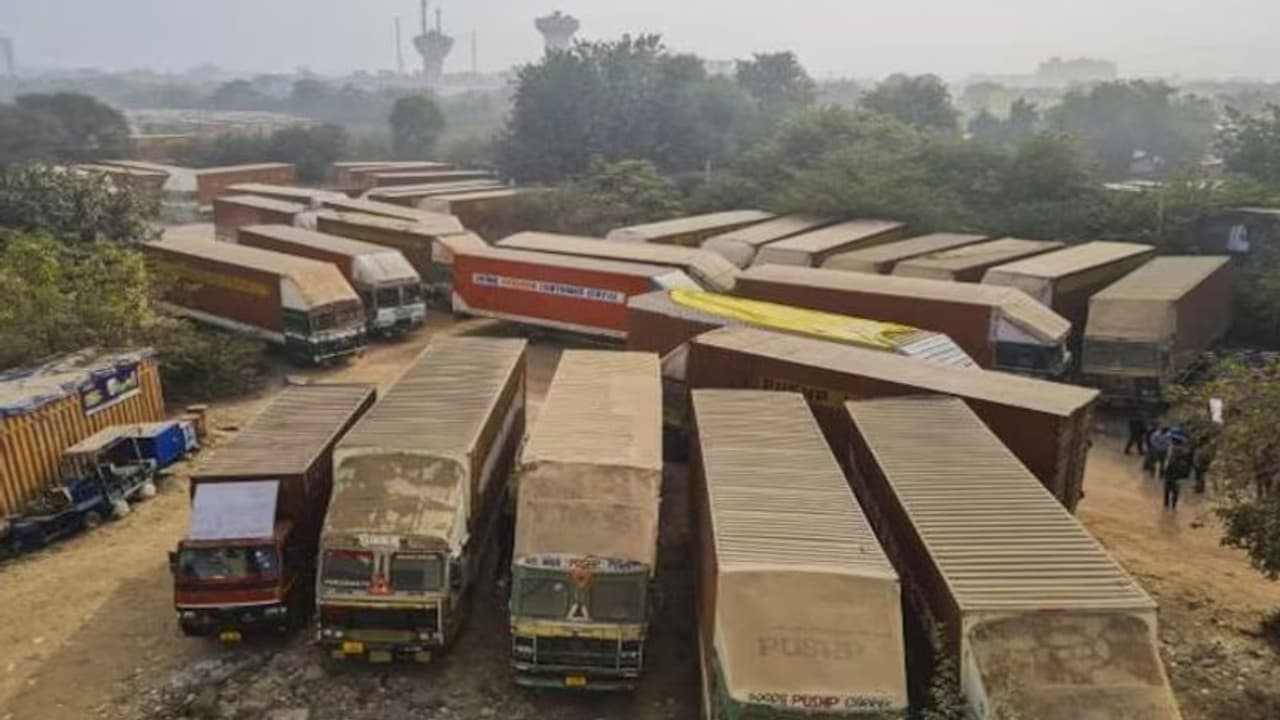 Hit and Run விவகாரம்.. டிரக் ஓட்டுநர்கள் நடத்திய தீடீர் போராட்டம் மத்திய அரசு கொடுத்த வாக்குறுதியால் வாபஸ்! Hit and Run விவகாரம்.. டிரக் ஓட்டுநர்கள் நடத்திய தீடீர் போராட்டம் மத்திய அரசு கொடுத்த வாக்குறுதியால் வாபஸ்!