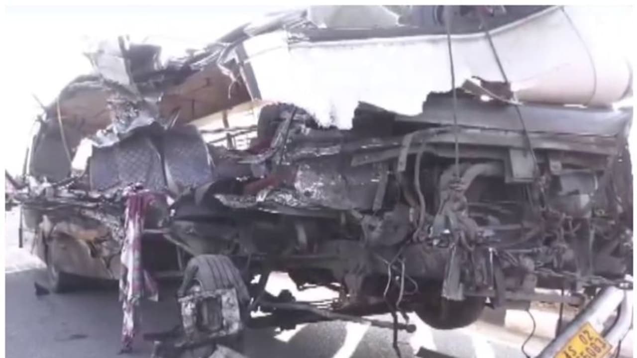 തീർത്ഥാടക സംഘത്തിന്റെ ബസും ലോറിയും കൂട്ടിയിടിച്ച് അപകടം; 12 മരണം, 25 പേർക്ക് പരിക്ക്; ദാരുണസംഭവം അസമിൽ