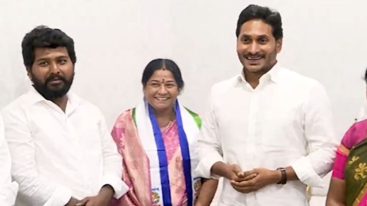 YSRCP : కర్ణాటక మాజీ ఎంపీకి వైసిపి బంపరాఫర్... ఇలా రాాగానే అలా టికెట్... ఇంతకీ ఎవరీ శాంత?