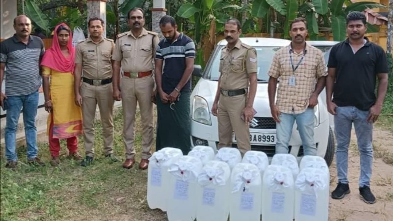 വ്യാജമദ്യ കേസിലെ പ്രതി, സിപിരിറ്റ് ഇടപാടിൽ കുപ്രസിദ്ധൻ; കാറിൽ കടത്തവേ 374 ലിറ്റർ സ്പിരിറ്റ് പിടികൂടി, അറസ്റ്റ്
