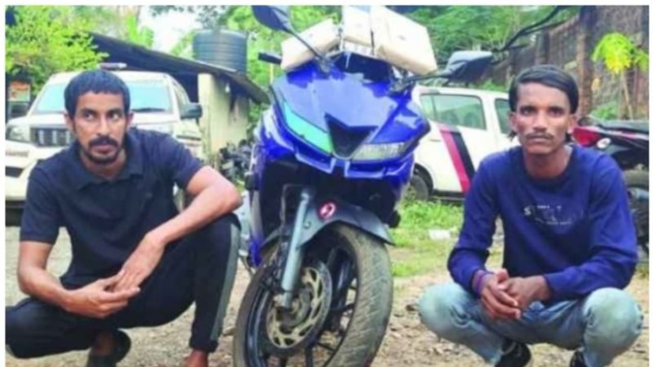 ബൈക്കില് കറങ്ങുന്നത് പാര്സല് സര്വീസ് എന്ന പേരിലെങ്കിലും ഉദ്ദേശം വേറെ; രണ്ട് യുവാക്കള് അറസ്റ്റില് ബൈക്കില് കറങ്ങുന്നത് പാര്സല് സര്വീസ് എന്ന പേരിലെങ്കിലും ഉദ്ദേശം വേറെ; രണ്ട് യുവാക്കള് അറസ്റ്റില്