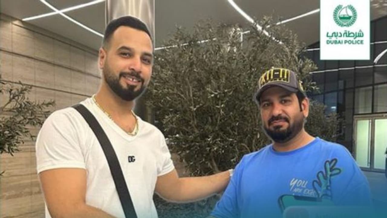 പുതുവത്സരാഘോഷത്തിനിടയ്ക്ക് സഞ്ചാരിക്ക് നഷ്ടമായത് ലക്ഷങ്ങൾ, അരമണിക്കൂറിൽ പണം കണ്ടെത്തി കൈമാറി ദുബായ് പൊലീസ് പുതുവത്സരാഘോഷത്തിനിടയ്ക്ക് സഞ്ചാരിക്ക് നഷ്ടമായത് ലക്ഷങ്ങൾ, അരമണിക്കൂറിൽ പണം കണ്ടെത്തി കൈമാറി ദുബായ് പൊലീസ്