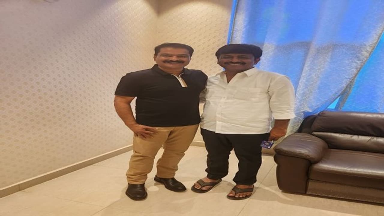 కడప ఎయిర్పోర్టులో కీలక పరిణామం: బ్రదర్ అనిల్తో బీటెక్ రవి భేటీ కడప ఎయిర్పోర్టులో కీలక పరిణామం: బ్రదర్ అనిల్తో బీటెక్ రవి భేటీ