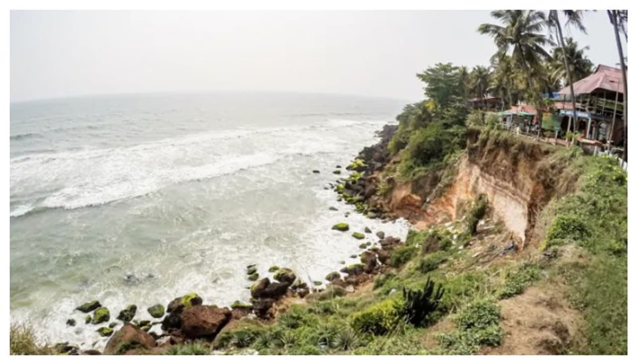 ഐസ്ക്രീം കഴിച്ചു കൊണ്ടിരിക്കെ പെട്ടെന്ന് പ്രകോപിതയായി; വർക്കലയിൽ ആൺസുഹൃത്തിനൊപ്പമെത്തിയ യുവതി കടലിലേക്ക് ചാടി ഐസ്ക്രീം കഴിച്ചു കൊണ്ടിരിക്കെ പെട്ടെന്ന് പ്രകോപിതയായി; വർക്കലയിൽ ആൺസുഹൃത്തിനൊപ്പമെത്തിയ യുവതി കടലിലേക്ക് ചാടി