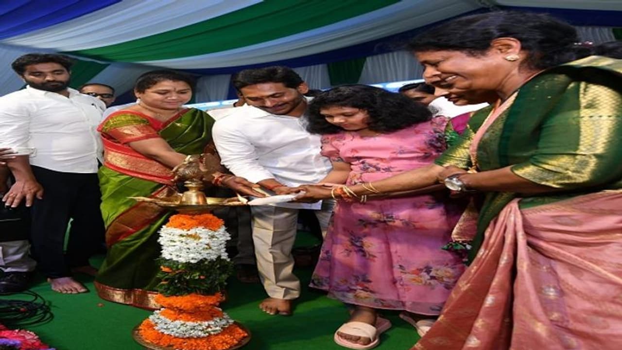 రూ. 3వేలకు పెరిగిన పెన్షన్ :లబ్దిదారులకు పంపిణీని చేసిన జగన్