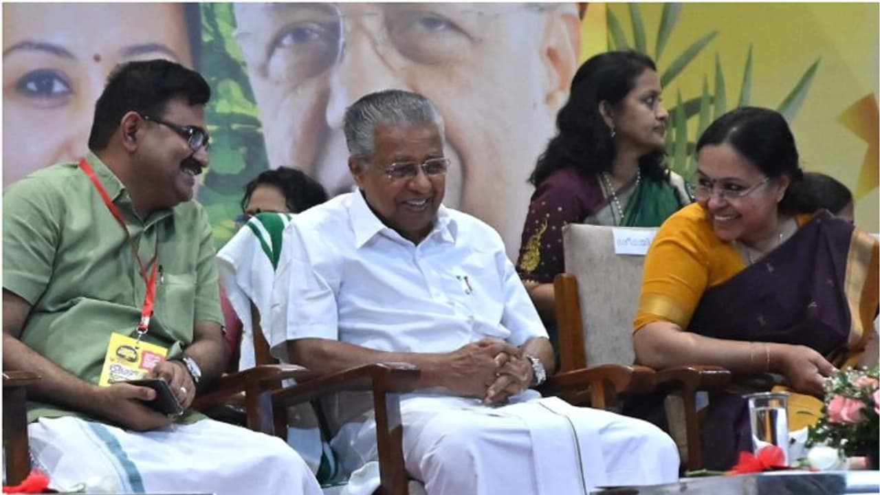 'എന്തും പറയാം, എന്നാല്‍ തെറ്റുകൾ വന്നാല്‍ ഉടനടി പ്രതികരിക്കും'; മുഖ്യമന്ത്രിയുടെ 'ചിരി' ചിത്രങ്ങളുമായി മേയർ