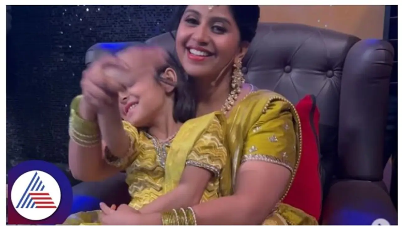 ಮದುವೆಯಾಗದ ಅನುಶ್ರೀ ಮಡಿಲಲ್ಲಿ ಪುಟ್ಟ ಮಗು; ಏನ್ರೀ ಇದೂ ಅಂತಿದಾರೆ ಫ್ಯಾನ್ಸ್!