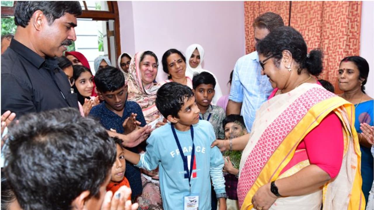 'എത്ര പ്രശംസിച്ചാലും ഏറില്ല..'; 'ആകാശഗംഗ' സംഘത്തെ സ്വീകരിച്ച് മന്ത്രി 'എത്ര പ്രശംസിച്ചാലും ഏറില്ല..'; 'ആകാശഗംഗ' സംഘത്തെ സ്വീകരിച്ച് മന്ത്രി