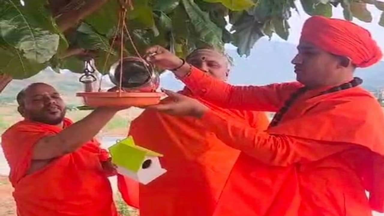 ಚಿತ್ರದುರ್ಗ: ಪಕ್ಷಿಗಳ ಹಿತ ಕಾಪಾಡಲು ಜನರು ಕೈಜೋಡಿಸಬೇಕು, ಶಾಂತವೀರ ಶ್ರೀ ಚಿತ್ರದುರ್ಗ: ಪಕ್ಷಿಗಳ ಹಿತ ಕಾಪಾಡಲು ಜನರು ಕೈಜೋಡಿಸಬೇಕು, ಶಾಂತವೀರ ಶ್ರೀ