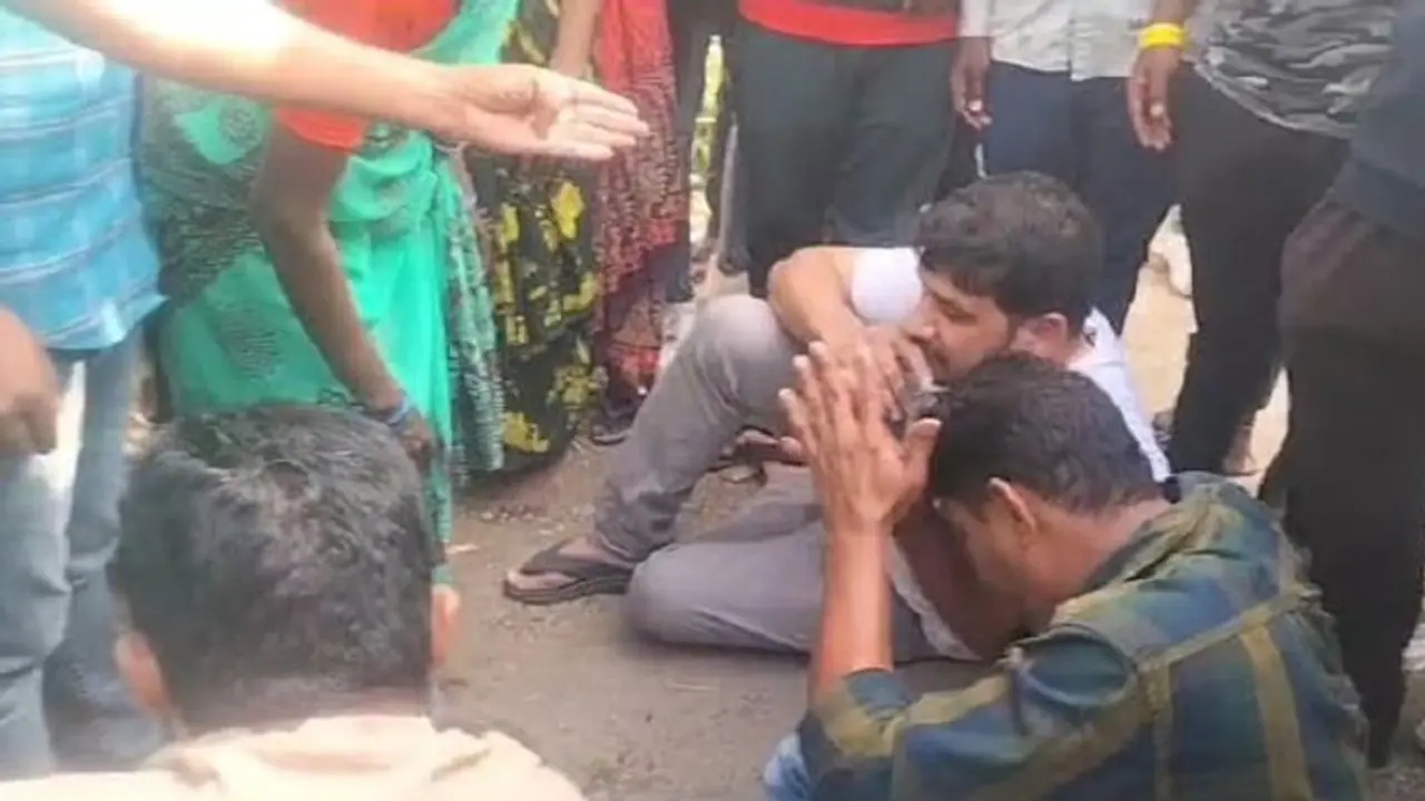 ಚಾಮರಾಜನಗರ: ಅಪ್ರಾಪ್ತ ಭಿಕ್ಷುಕಿಯ ಅಪಹರಣ ಶಂಕೆ, ಜನರಿಂದ ನಾಲ್ವರು ಪ್ರವಾಸಿಗರಿಗೆ ಗೂಸಾ ಚಾಮರಾಜನಗರ: ಅಪ್ರಾಪ್ತ ಭಿಕ್ಷುಕಿಯ ಅಪಹರಣ ಶಂಕೆ, ಜನರಿಂದ ನಾಲ್ವರು ಪ್ರವಾಸಿಗರಿಗೆ ಗೂಸಾ