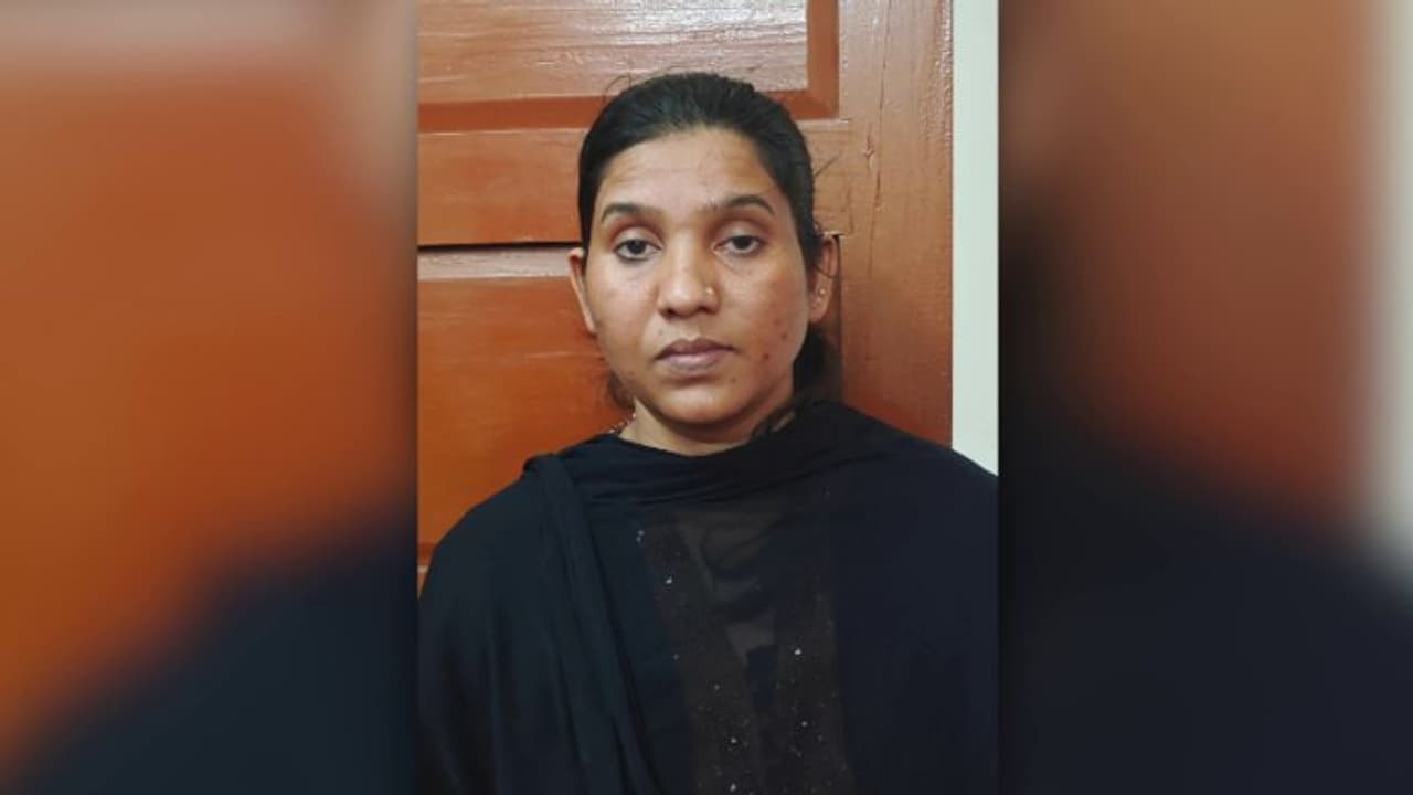 മുക്കുപണ്ടം പണയം വെച്ച് 1.20 ലക്ഷം തട്ടി; മുന് ഹണി ട്രാപ്പ് കേസിലെ പ്രതി അറസ്റ്റില് മുക്കുപണ്ടം പണയം വെച്ച് 1.20 ലക്ഷം തട്ടി; മുന് ഹണി ട്രാപ്പ് കേസിലെ പ്രതി അറസ്റ്റില്