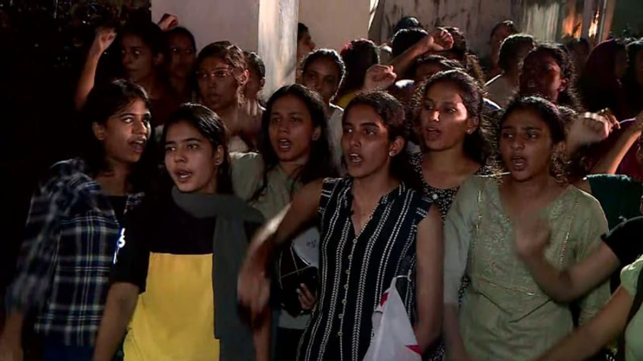 പത്തുമണിക്ക് ഹോസ്റ്റലില് കയറണമെന്ന് ഉത്തരവ്; കുസാറ്റില് എസ്.എഫ്.ഐ, കെ.എസ്.യു പ്രതിഷേധം പത്തുമണിക്ക് ഹോസ്റ്റലില് കയറണമെന്ന് ഉത്തരവ്; കുസാറ്റില് എസ്.എഫ്.ഐ, കെ.എസ്.യു പ്രതിഷേധം