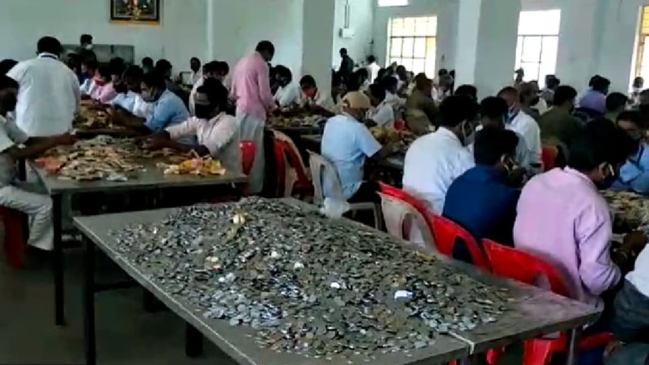 ಹುಂಡಿ ಎಣಿಕೆ ಕಾರ್ಯ, 33 ದಿನಗಳಲ್ಲಿ ಮತ್ತೆ ಕೋಟ್ಯಧೀಶನಾದ ಮಲೆ ಮಹದೇಶ್ವರ! ಹುಂಡಿ ಎಣಿಕೆ ಕಾರ್ಯ, 33 ದಿನಗಳಲ್ಲಿ ಮತ್ತೆ ಕೋಟ್ಯಧೀಶನಾದ ಮಲೆ ಮಹದೇಶ್ವರ!