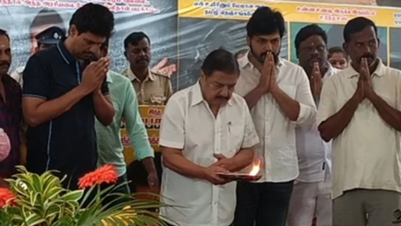 கேப்டனின் இறுதி ஊர்வலத்தில் கலந்துகொள்ளாதது என் வாழ்நாள் முழுக்க பிழையாகவே இருக்கும் கண்கலங்கிய கார்த்தி கேப்டனின் இறுதி ஊர்வலத்தில் கலந்துகொள்ளாதது என் வாழ்நாள் முழுக்க பிழையாகவே இருக்கும் கண்கலங்கிய கார்த்தி