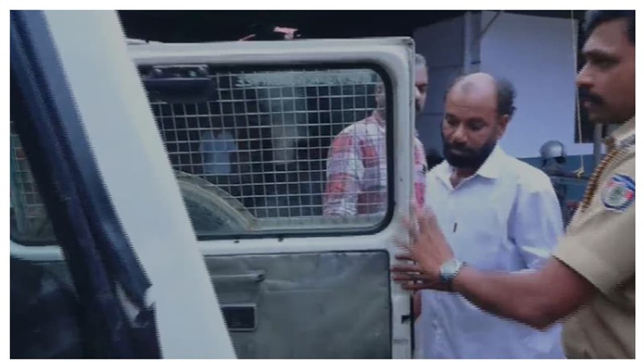 മലപ്പുറം തിരൂരിൽ 62കാരനെ കാപ്പ ചുമത്തി അറസ്റ്റ് ചെയ്തു മലപ്പുറം തിരൂരിൽ 62കാരനെ കാപ്പ ചുമത്തി അറസ്റ്റ് ചെയ്തു