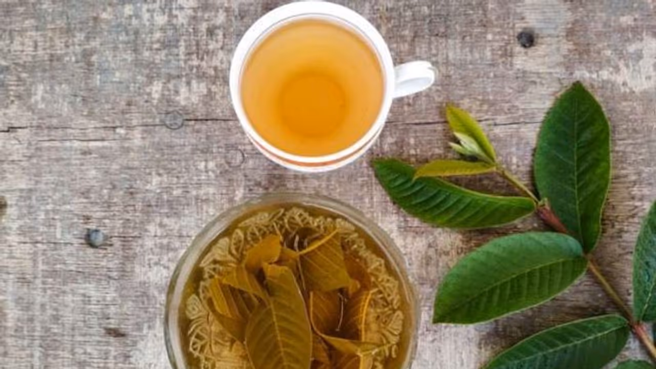 പേരയിലയിട്ട് തിളപ്പിച്ച വെള്ളം കുടിക്കൂ; ഈ രോഗത്തെ അകറ്റാം... പേരയിലയിട്ട് തിളപ്പിച്ച വെള്ളം കുടിക്കൂ; ഈ രോഗത്തെ അകറ്റാം...