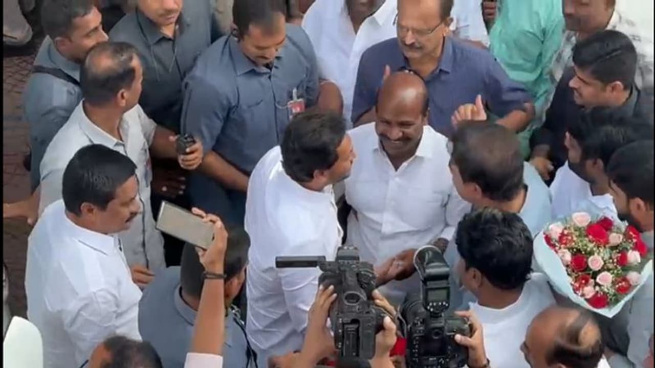 కేసీఆర్కు జగన్ పరామర్శ: లంచ్ భేటీ కేసీఆర్కు జగన్ పరామర్శ: లంచ్ భేటీ