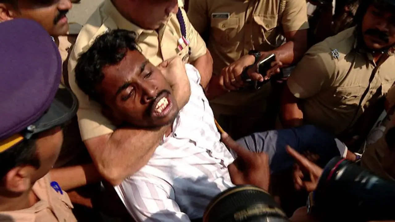 കെ എസ് യു പ്രവര്ത്തകന്റെ കഴുത്ത് മുറുക്കിയ ഡിസിപിക്ക് ഭീഷണി,കോണ്ഗ്രസ് അനുകൂല സമൂഹമാധ്യമങ്ങള്ക്കെതിരെ കേസ് കെ എസ് യു പ്രവര്ത്തകന്റെ കഴുത്ത് മുറുക്കിയ ഡിസിപിക്ക് ഭീഷണി,കോണ്ഗ്രസ് അനുകൂല സമൂഹമാധ്യമങ്ങള്ക്കെതിരെ കേസ്